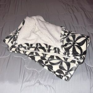 Plush Sherpa throw blanket